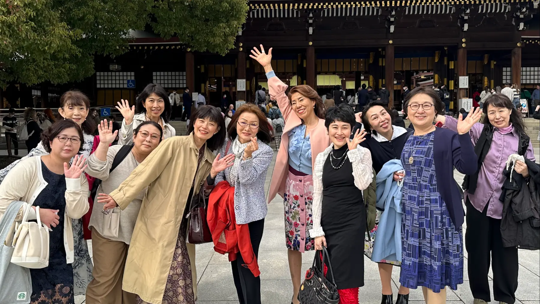 仲間の皆さんと笑顔で過ごすシドニーみゆき